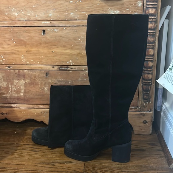 Tall black boots - Picture 4 of 7